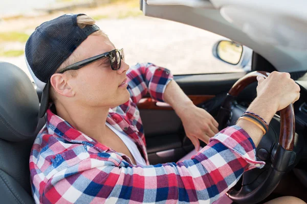 Щасливий молодий чоловік керує кабріолетним автомобілем — стокове фото