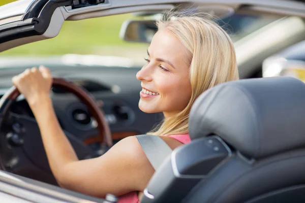 컨버터블 자동차를 운전 하는 행복 한 젊은 여자 — 스톡 사진