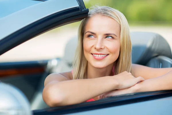 Happy young woman in convertible car — Stock Photo, Image