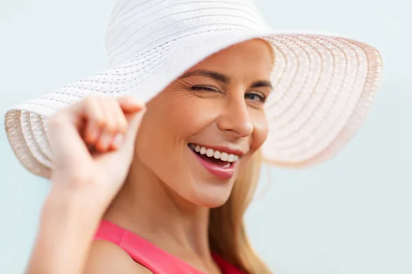 Portrait of beautiful smiling woman in sun hat — Stock Photo, Image