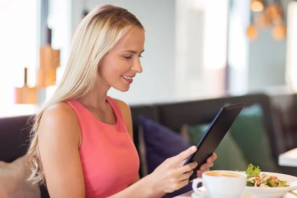 Felice giovane donna con tablet pc al ristorante — Foto Stock