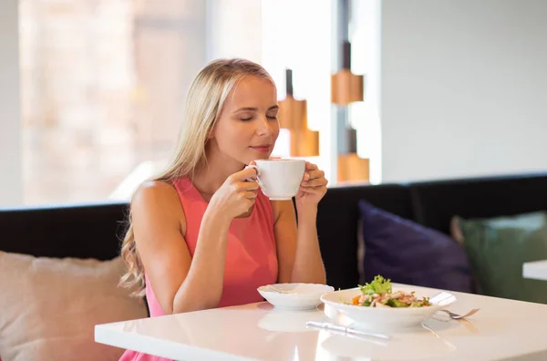女性食事とレストランでコーヒーを飲んで — ストック写真