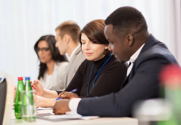 Equipo de negocios en conferencia internacional — Foto de Stock