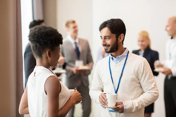 Affärsfolk med konferensen märken och kaffe — Stockfoto