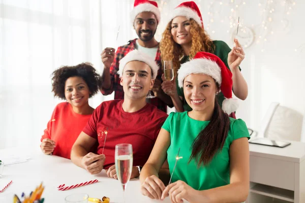 Equipe feliz celebrando o Natal na festa do escritório — Fotografia de Stock