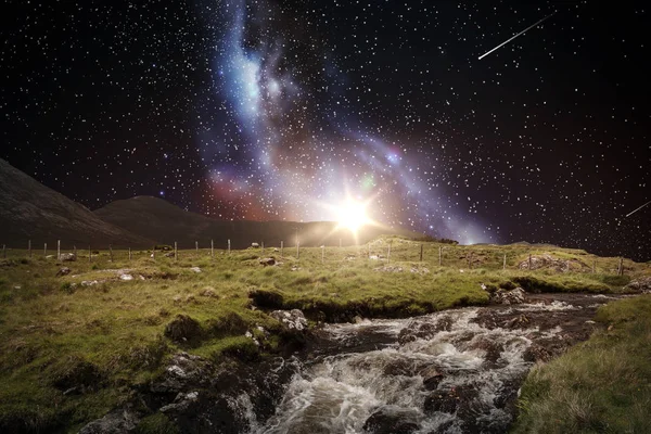 Krajina nad vesmíru a galaxie v noční obloze — Stock fotografie