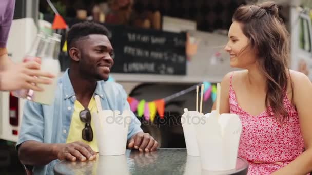 Amigos felices tintineo botellas en camión de comida — Vídeo de stock