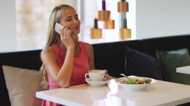 Mujer con teléfono inteligente de llamada de café en el restaurante — Vídeos de Stock