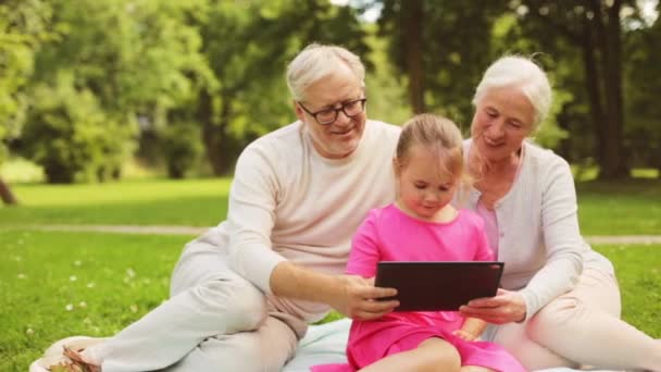 Grandparents and granddaughter with tablet pc — Stock Video