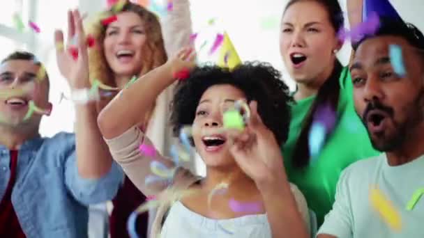 Équipe heureuse jetant confettis à la fête de bureau — Video
