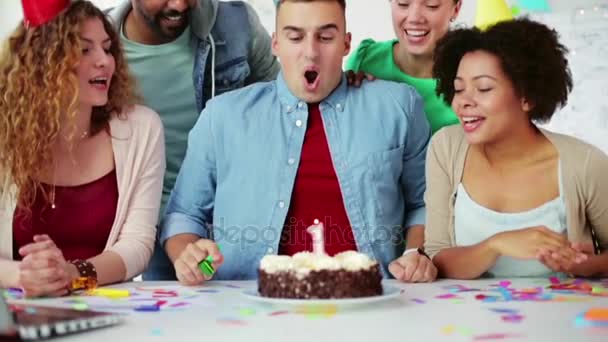 Equipe corporativa comemorando aniversário de um ano — Vídeo de Stock