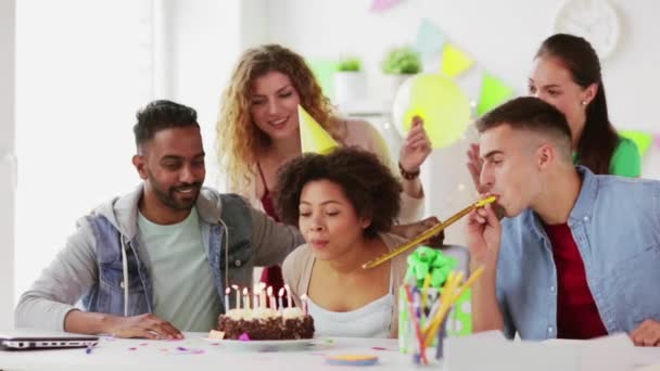 Team greeting colleague at office birthday party — Stock Video