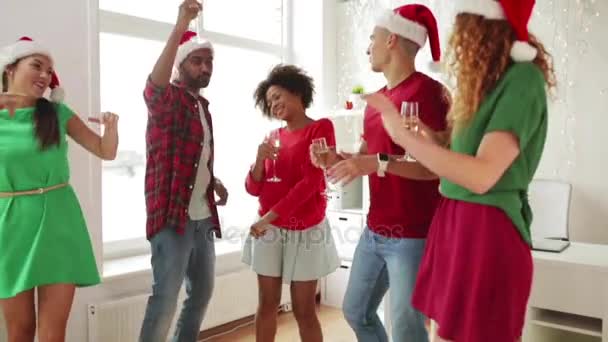 Team dansen op hoofdkantoor kerstfeest — Stockvideo