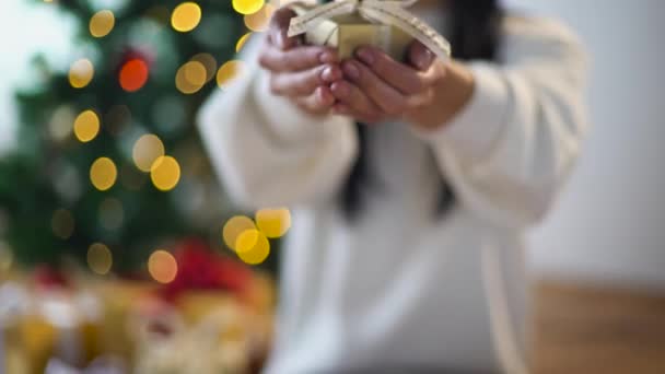 Woman holding christmas gift box — Stock Video