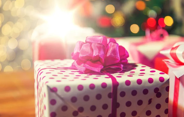 Primer plano de las cajas de regalo sobre las luces del árbol de Navidad — Foto de Stock