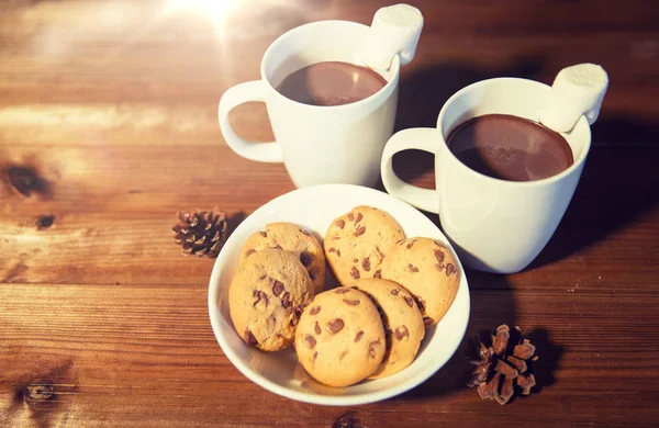 Kopjes chocolademelk met marshmallows en cookies — Stockfoto