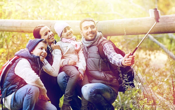 Glückliche Familie mit Smartphone-Selfie-Stick im Wald — Stockfoto