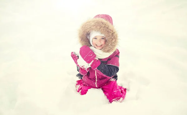 F 快乐的小的儿童或女孩与冬天的雪 — 图库照片