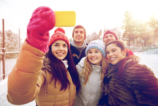 Amici felici scattare selfie con smartphone — Foto Stock