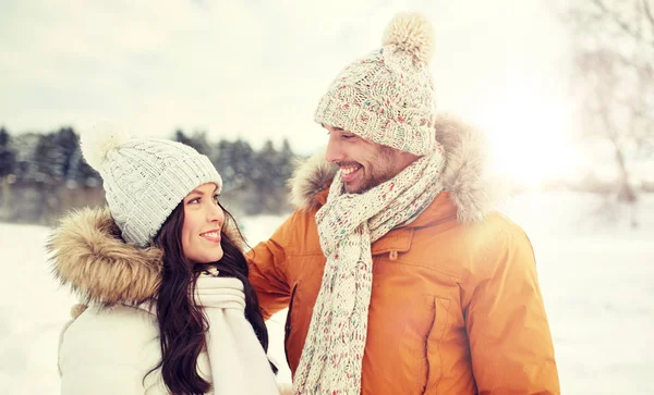 Gelukkige paar lopen over de achtergrond van de winter — Stockfoto