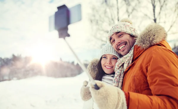 Glückliches Paar macht Selfie mit dem Smartphone im Winter — Stockfoto