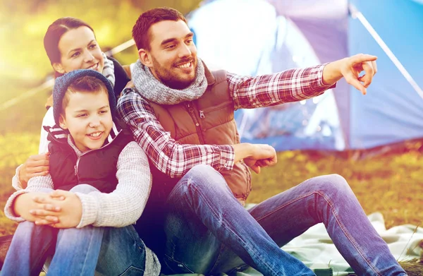 Família feliz com tenda no local do acampamento — Fotografia de Stock