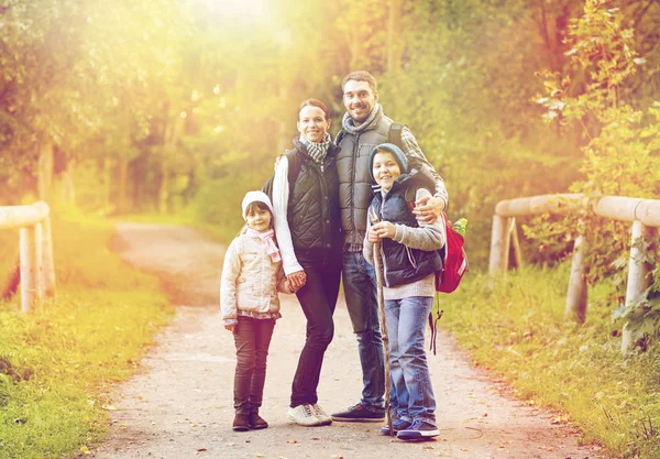 Famille heureuse avec sacs à dos randonnée — Photo