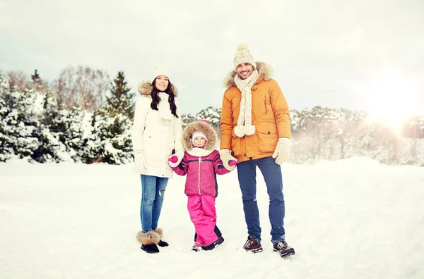 Щаслива сім'я з дитиною в зимовому одязі на відкритому повітрі — стокове фото