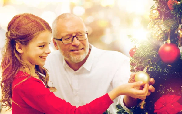 Grand-père et petite-fille à l'arbre de Noël — Photo