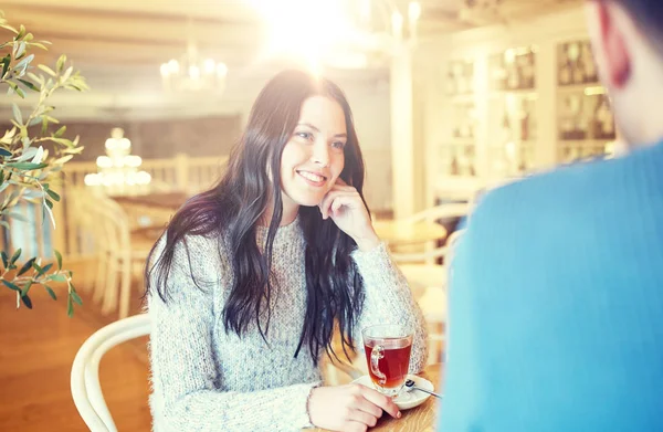 Szczęśliwa para pije herbatę w kawiarni — Zdjęcie stockowe