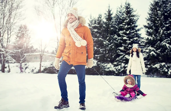 Met de slee in de winter buiten wandelen en gelukkige familie — Stockfoto