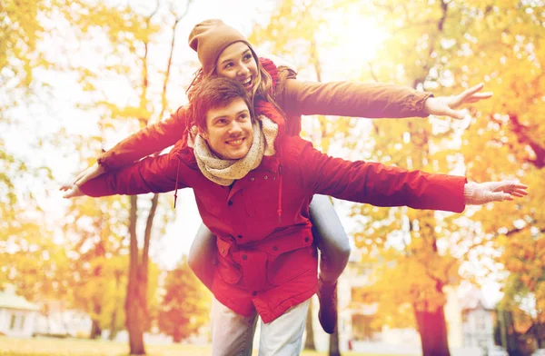 Щаслива молода пара розважається в осінньому парку — стокове фото
