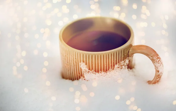 Caneca de chá ou café na neve — Fotografia de Stock