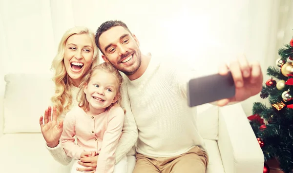 Noel'de smartphone ile aile alarak selfie — Stok fotoğraf