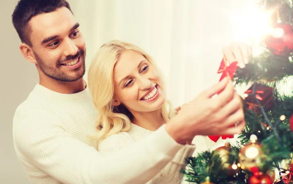 幸福的夫妇在家里装饰圣诞树 — 图库照片
