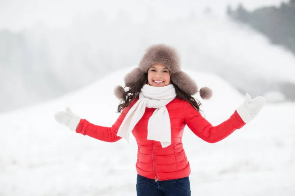 Feliz mujer sonriente en invierno sombrero de piel al aire libre — Foto de Stock