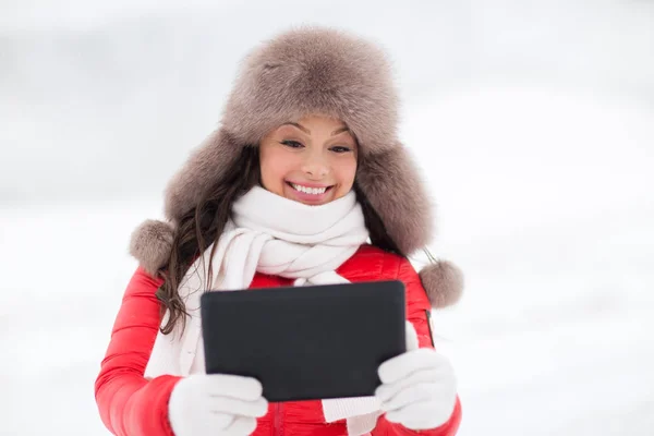 Kvinna i vinter päls hatt med TabletPC utomhus — Stockfoto