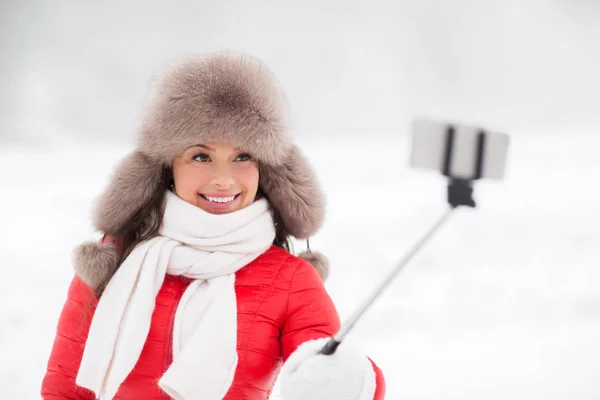 Mulher feliz com vara selfie ao ar livre no inverno — Fotografia de Stock