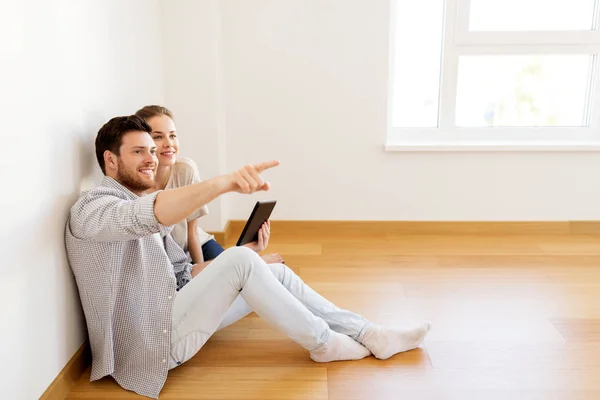 Glückliches Paar mit Tablet-PC im neuen Zuhause — Stockfoto