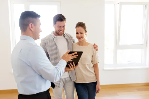 Par och mäklaren med TabletPC på nya hem — Stockfoto