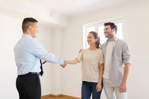 Uomo e agente immobiliare stringere la mano a nuova casa — Foto Stock