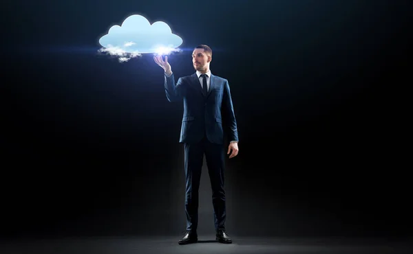 Homme d'affaires travaillant avec hologramme cloud virtuel — Photo