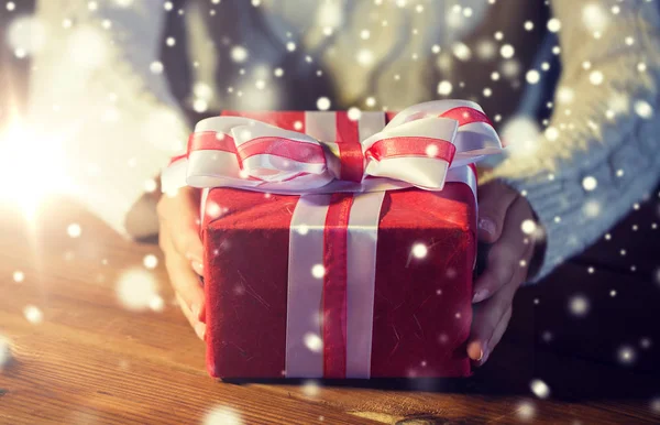Close up van vrouw met kerst gift — Stockfoto