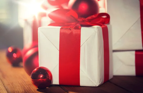 Primer plano de cajas de regalo y bolas de Navidad rojas — Foto de Stock