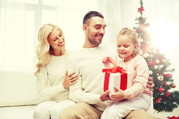 Šťastná rodina doma s Vánoční dárková krabička — Stock fotografie