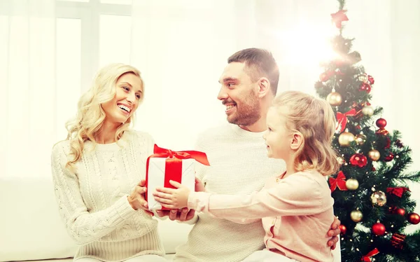 Famiglia felice a casa con scatola regalo di Natale — Foto Stock