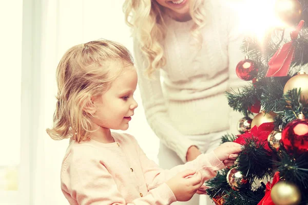 Glückliche Familie schmückt Weihnachtsbaum zu Hause — Stockfoto