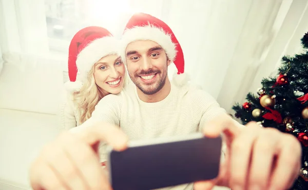 Casal tomando selfie com smartphone no Natal — Fotografia de Stock