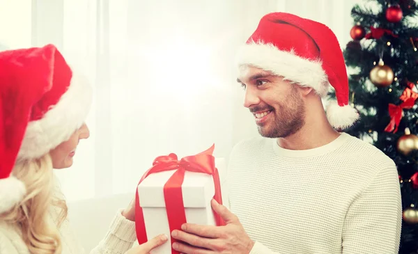 Coppia felice a casa con scatola regalo di Natale — Foto Stock
