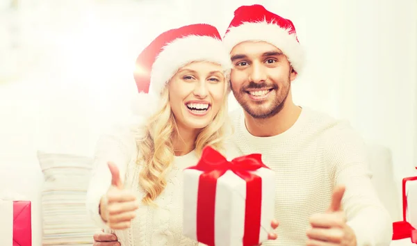 幸福的情侣，与圣诞礼物和竖起大拇指 — 图库照片